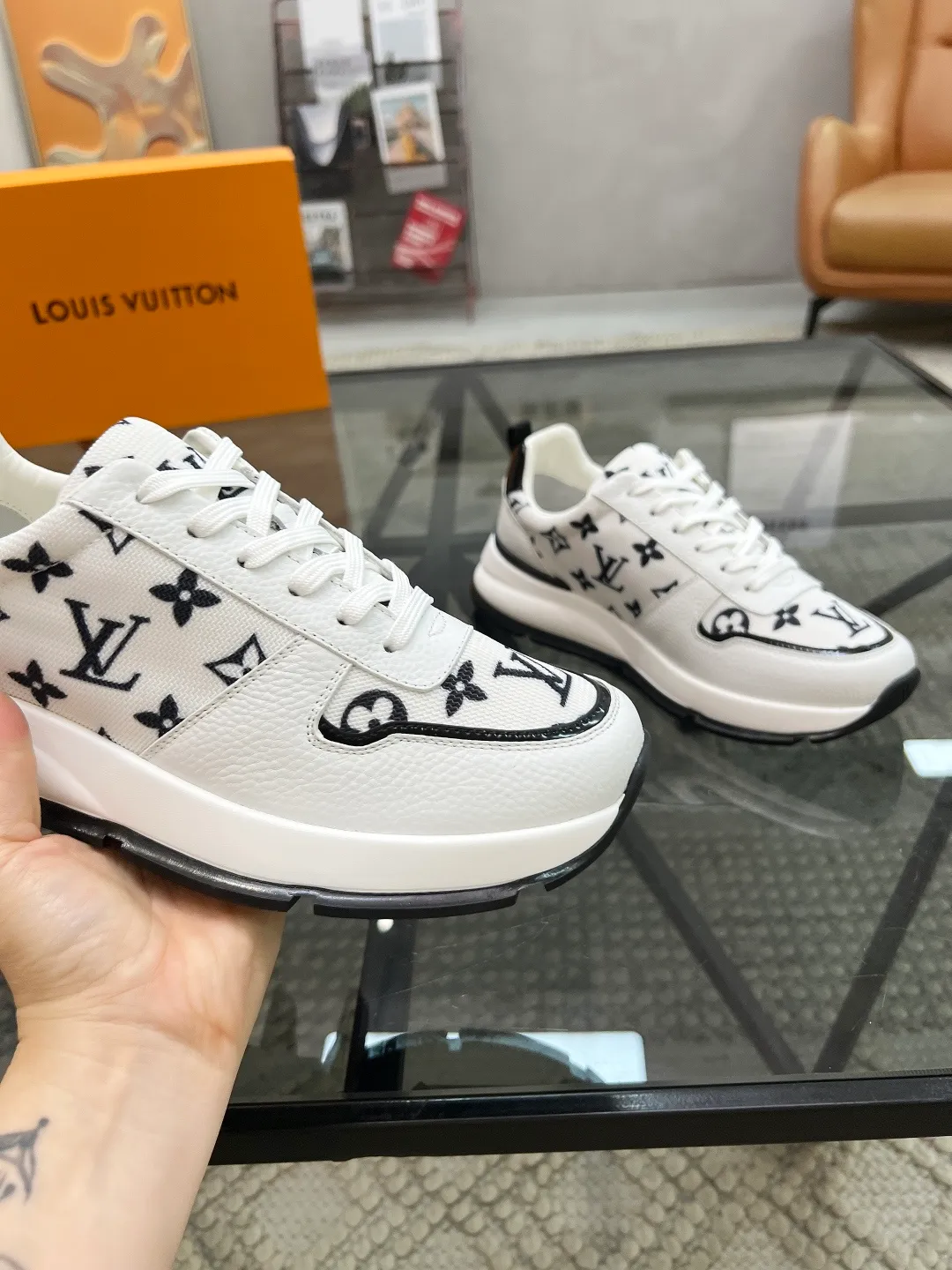 Factory price: 480💰LV🔍Top purchasing agent🇮🇹 Lu Street God's new sports shoes are coming and are available at counters simultaneously. Original factory configuration, original cowhide imported from Italy with mesh fabric, high-quality printing and splicing complex process, sports trendy person, imported water-dyed cowhide lining, sole: Wang Yuan factory specially provides the original sole, super comfortable, original factory follow-up goods 🔍🔍High quality, you can enter and leave the counter at will, welcome to compare and synchronize with the counter, code number 38-44, customized 45